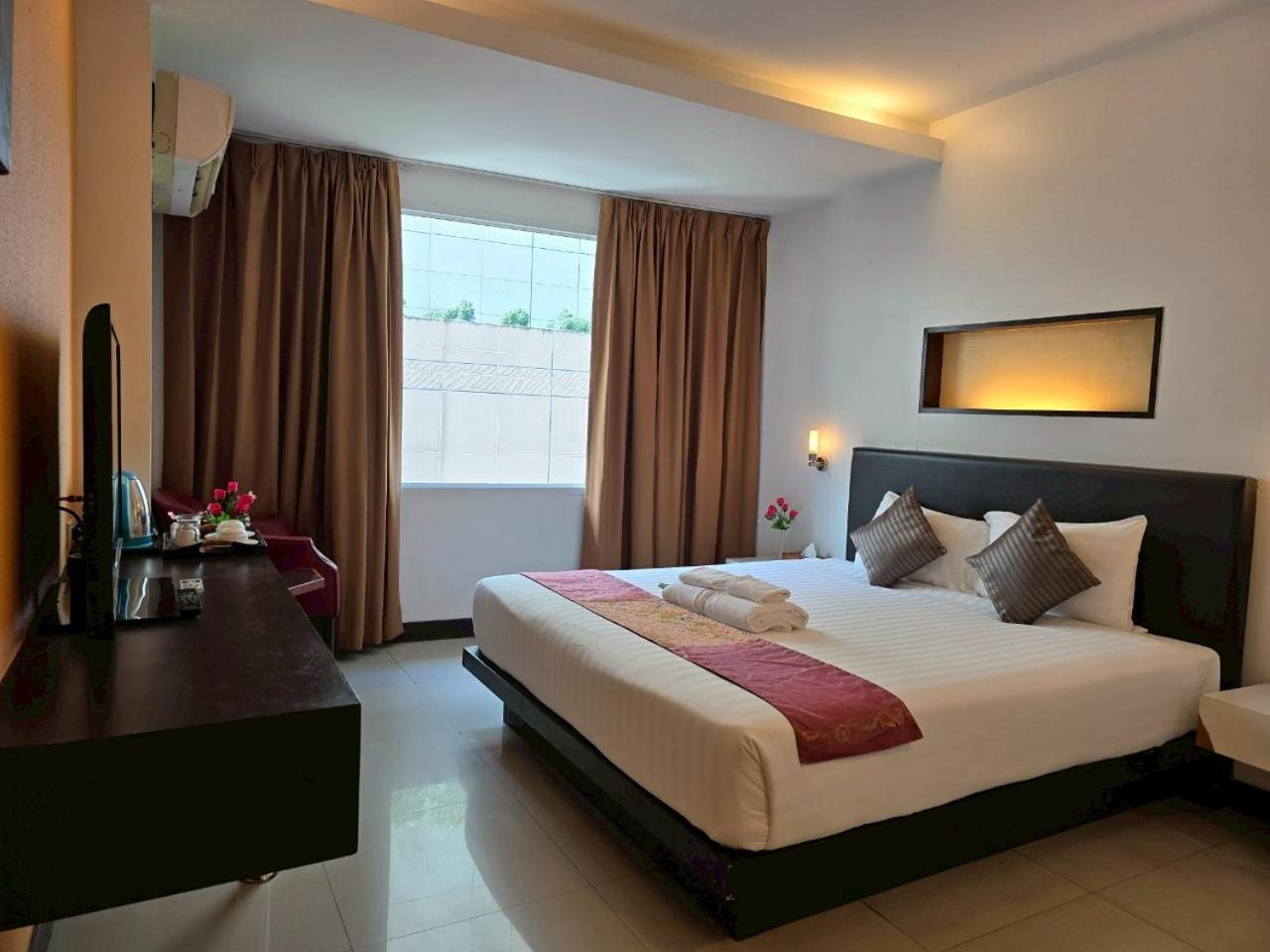 Baron Beach Hotel Pattaya Exterior photo